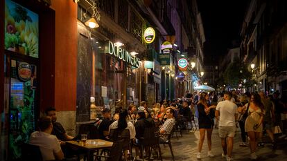 Ambiente en una zona de bares de copas en Madrid.