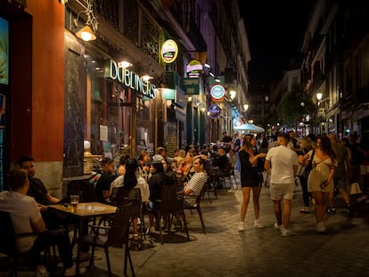 Ambiente en una zona de bares de copas en Madrid.