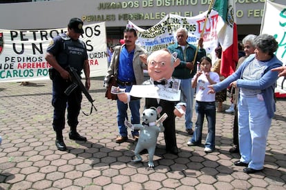Miembros de la Coalición Nacional de Trabajadores Petroleros piden el encarcelamiento de Romero Deschamps, en septiembre de 2003.