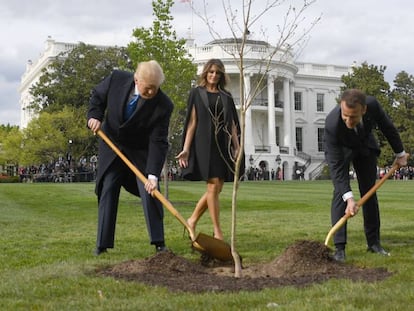 El presidente de EE UU, Donald Trump (izquierda), y el de Francia, Emmanuel Macron, plantan el árbol en el jardín de la Casa Blanca en abril de 2018.