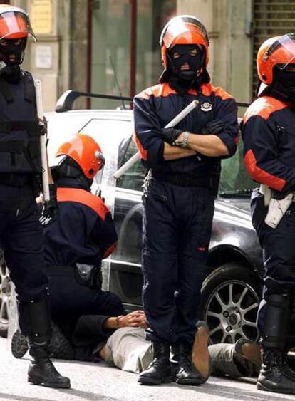 Miembros de la Ertzaintza vigilan una manifestación.