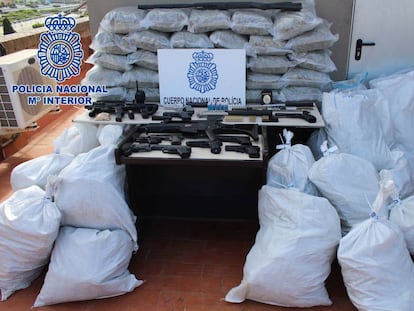 Sacos de marihuana y armas incautadas durante la operación.