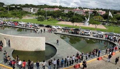 Manifestantes reunidos em torno do espelho d'água da reitoria da UFMG.