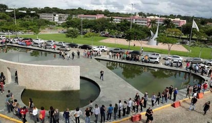 Manifestantes reunidos em torno do espelho d&#039;&aacute;gua da reitoria da UFMG.