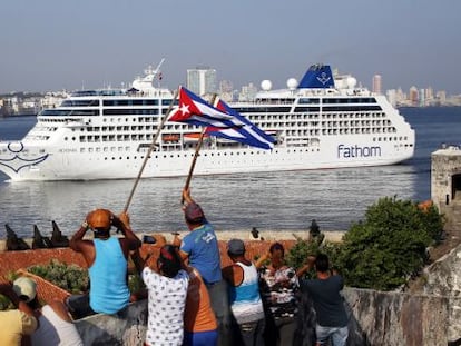 El buque &quot;Adonia&quot;, de la compa&ntilde;&iacute;a Fathom, filial de la empresa Carnival, arriba hoy a La Habana (Cuba).