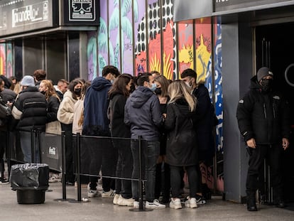 Cola el pasado viernes para entrar a la discoteca Cuenca Club, en los bajos de plaza de España, donde hay que pedir una reserva con días de antelación, que se paga en la puerta.