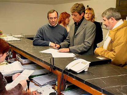 Los concejales Francisco García Ortuño, firmando, Monserrate Guillén y Jesús Ferrández ayer en el registro.