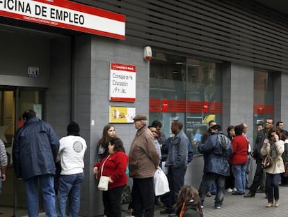 Cola de parados ante una Oficina de Empleo en Madrid