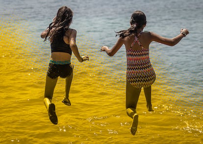 Dos personas se bañan en Bañoles (Girona).