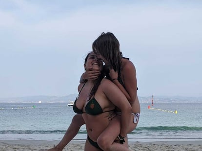 Andrea Mosteiro sostiene a su novia, Cristina, en un día de playa.