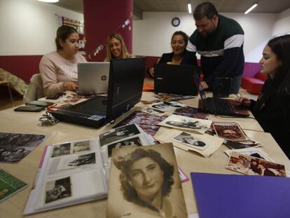 Algunas de las dinamizadoras del proyecto junto a Sam García, de pie, digitalizan las imágenes recuperadas.