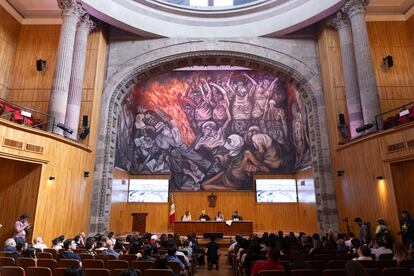 Inmaculada Ballesteros, directora de programación en Acción Cultural Española. Ferrán Adriá, Begoña Rodrigo de Jorge, Fabián Delgado. Conversatorio "Foodscapes,  Los futuros posibles de la alimentación"