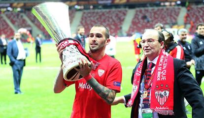 Aleix Vidal y el presidente Pepe Castro con la copa de campeón