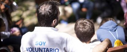 Un voluntario de Mutua participa en una actividad en favor de la infancia. 