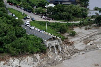 Un puente destruido por las tormentas en M&eacute;xico.