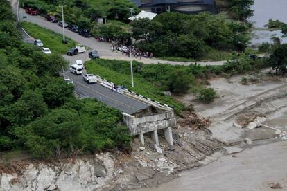 Un puente destruido por las tormentas en México.