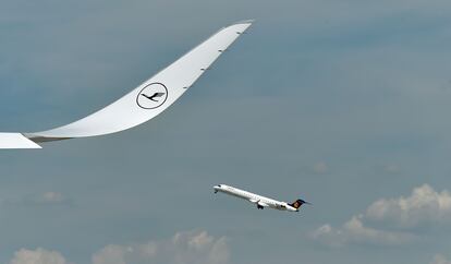 Un avión regional de Lufthansa despega en el aeropuerto de Múnich.