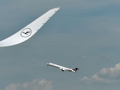 Un avión regional de Lufthansa despega en el aeropuerto de Múnich.