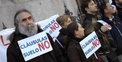 En la imagen, concentración de miembros de la plataforma de afectados por las cláusulas suelo. EFE/Archivo