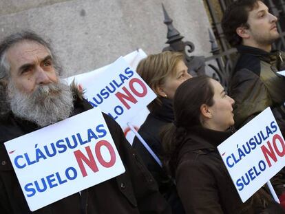 En la imagen, concentración de miembros de la plataforma de afectados por las cláusulas suelo. EFE/Archivo