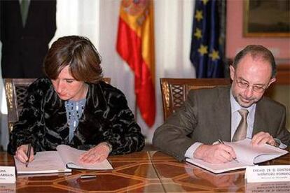 La <i>vicelehendakari</i> Zenarruzabietia y el ministro de Hacienda del PP, Cristóbal Montoro, firman, en marzo de 2002, la renovación del Concierto Económico y la ley quinquenal del Cupo.