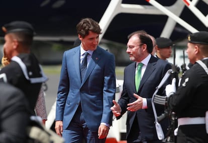 "Bienvenidos a México @JustinTrudeau y Primera Dama Sophie. Confío que esta importante visita reforzará la amistad entre México y Canadá", ha escrito el presidente mexicano, Enrique Peña Nieto, en su cuenta de Twitter. En la imagen el primer ministro canadiense, Justin Trudeau, conversa con el secretario de Relaciones Exteriores, Luis Videgaray, tras descender de un avión a su llegada al aeropuerto Internacional de Ciudad de México (México).