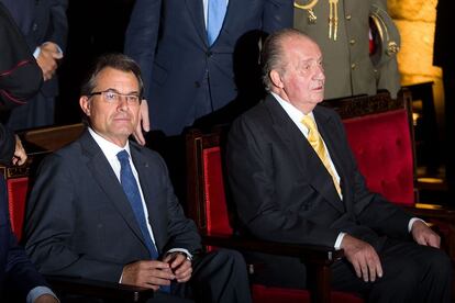 El rei Joan Carles, amb el president de la Generalitat de Catalunya, Artur Mas, en l'acte de lliurament del IV Premi Internacional Comte de Barcelona, al Reial Monestir de Santa Maria de Pedralbes. Aquesta trobada es va produir enmig de la polèmica del debat de l'autodeterminació catalana, el 25 de setembre del 2012.