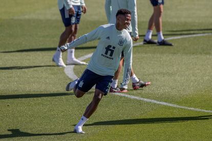 Ansu Fati, este martes, durante el  entrenamiento en la Ciudad del Fútbol en Las Rozas preparatorio del partido amistoso contra Portugal. / Rodrigo Jiménez (EFE)