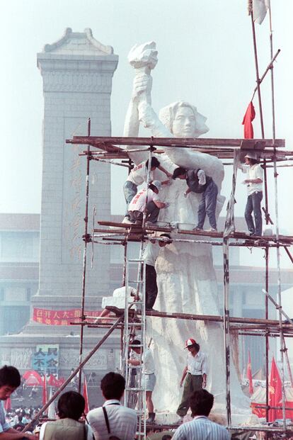 Durante os protestos estudantis, os jovens chineses ergueram um monumento temporário na Praça Tiananmen, conhecida como a "Deusa da Democracia". Na foto, um grupo de ativistas trabalha na estátua em um campus perto da Praça Tiananmen em 29 de maio de 1989.