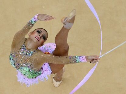Kanaeva durante su ejercicio de cinta en la final olímpica de Londres