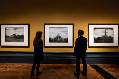 Fotografías de Thomas Ruff en la exposición 'Collecting Photography: From Daguerreotype to Digital', en el The New Photography Centre, en Londres.