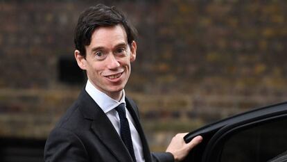 El ministro de Cooperación Internacional, Rory Stewart, a su salida de la reunión del Gobierno, este martes en Londres (Reino Unido). 