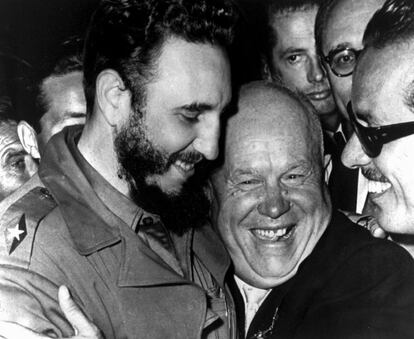 El líder cubano Fidel Castro y el líder soviético Nikita Khrushchev, se abrazan en las Naciones Unidas a finales de 1960 en una instantánea del fotógrafo de AP, Marty Lederhandler.