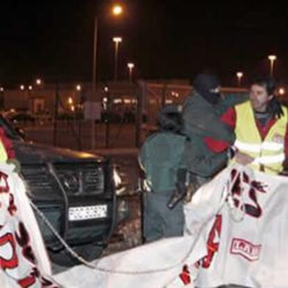 La Guardia Civil ha detenido esta madrugada a tres personas que se encontraban encadenadas en la carretera de acceso a Volkswagen Navarra.