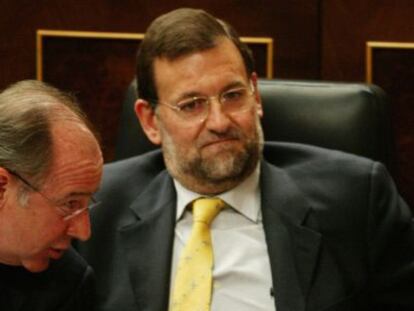 Rodrigo Rato junto a Mariano Rajoy y Jos&eacute; Mar&iacute;a Aznar en el Congreso de los Diputados en 2005.