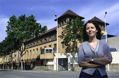 Elisabet Almeda, la autora de los dos libros, frente a la prisión barcelonesa de Wad-Ras.