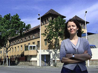 Elisabet Almeda, la autora de los dos libros, frente a la prisión barcelonesa de Wad-Ras.