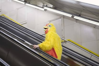 En esta dramatización sacada de un banco de imágenes, un hombre disfrazado de pollo sale del metro dispuesto a enfrentarse a la vida. Algo parecido hizo el protagonista de esta columna. 
