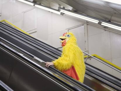 En esta dramatización sacada de un banco de imágenes, un hombre disfrazado de pollo sale del metro dispuesto a enfrentarse a la vida. Algo parecido hizo el protagonista de esta columna. 