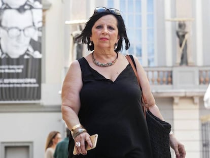 Pilar Abel, després d'aconseguir l'ordre d'una jutgessa per exhumar Dalí.