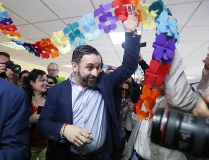 El presidente de Vox y candidato a la presidencia del Gobierno, Santiago Abascal, antes de depositar su papeleta en el colegio público Pinar del Rey de Madrid.