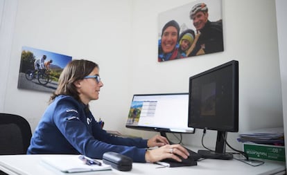 Iosune Murillo, del Movistar Team trabaja con el ordenador en su casa.