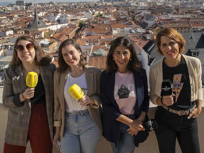 De izquierda a derecha: Carolina Iglesias y Victoria Martín, del podcast 'Estirando el chicle'; Nuria Pérez, del podcast 'Gabinete de curiosidades'; y Laura Baena, del podcast 'Malasmadres', en una terraza de los estudios de Podium Podcast, en la cadena Ser en Madrid.