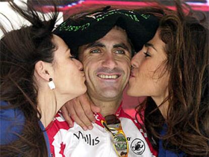 Laurent Jalabert recibe los besos de las azafatas tras ganar en San Sebastián.