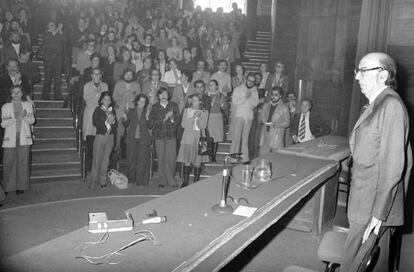 José Luis López Aranguren es aplaudido al reincorporarse a la Facultad de Filosofía y Letras en octubre de 1976.