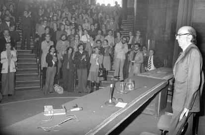 Jos&eacute; Luis L&oacute;pez Aranguren es aplaudido al reincorporarse a la Facultad de Filosof&iacute;a y Letras en octubre de 1976.