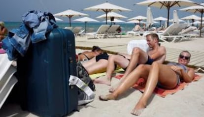 Turistas alemanes en una playa de Palma de Mallorca. 