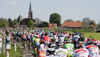 El pelot&oacute;n del Giro en la segunda etapa. 