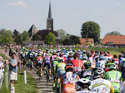 El pelotón del Giro en la segunda etapa.