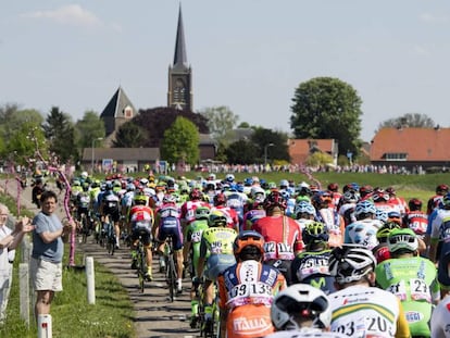 El pelot&oacute;n del Giro en la segunda etapa. 